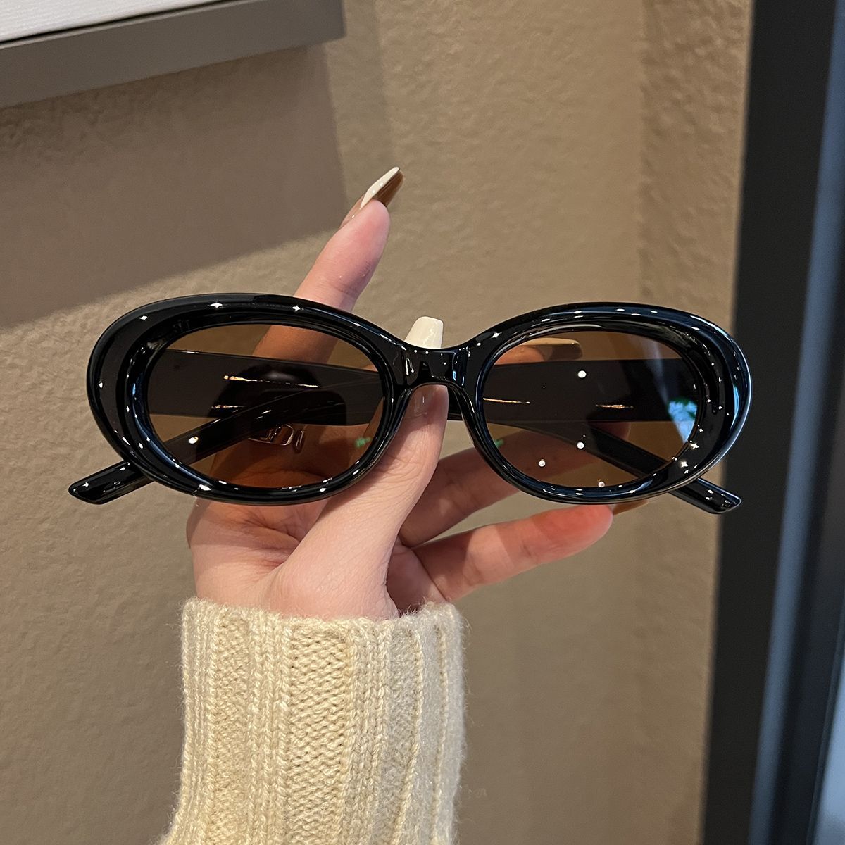 Wholesale Trendy oval white frame concave shape sun protection Sunglasses